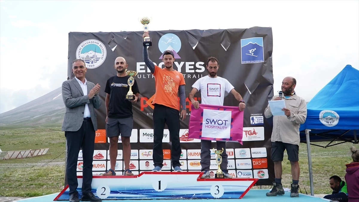 Erciyes Ultra Sky Trail Dağ Maratonu’nda dereceye giren yarışmacılar ödüllerini aldı