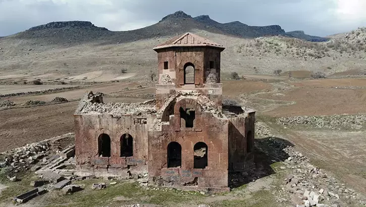 Kızıl Kilise bin 500 yıllık tarihi ile ziyaretçilerini cezbediyor