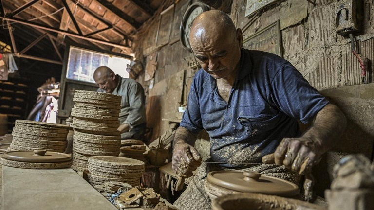 Çömlekçi kardeşler mesleği öğrenmek isteyen çırakları bekliyor