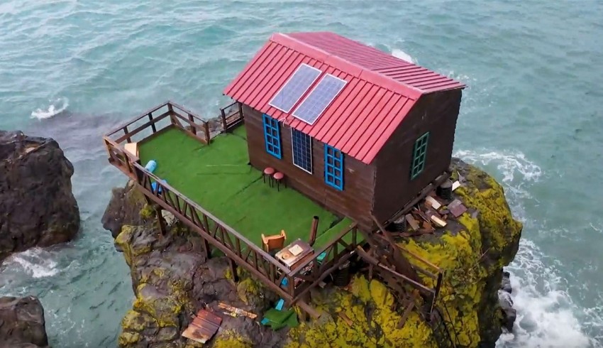 8 metrelik kayanın üzerine ev yapıldı