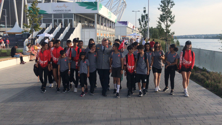 Macar kurtarma şefi depremzede atletlerle buluştu