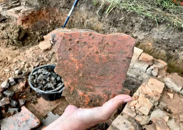 İngiltere’de bir Roma çini fırınının kazısı sırasında bulunan Sıra Dışı Çömlekçi İmzası veya Grafiti