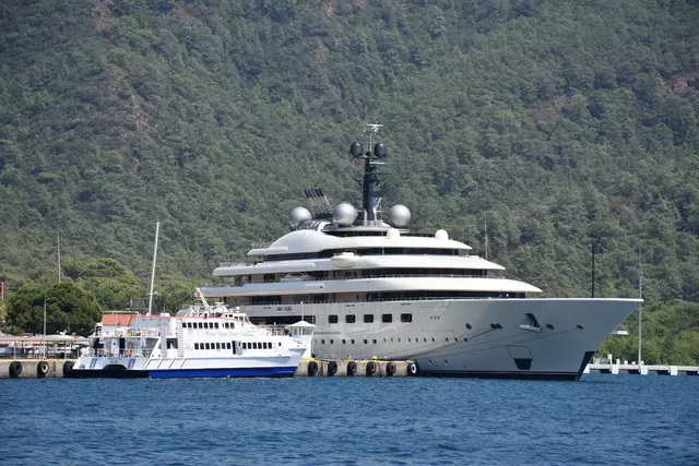 Marmaris’e demirleyen mega yatlar turistlerin ilgi odağı oldu