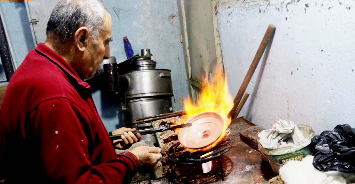 Yarım asırdır uğraştığı kalaycılıkla 12 çocuk büyüttü