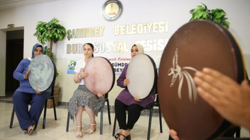 Tarlada yorulan Gaziantepli kadınlar katıldıkları kursta erbane çalmayı öğreniyor