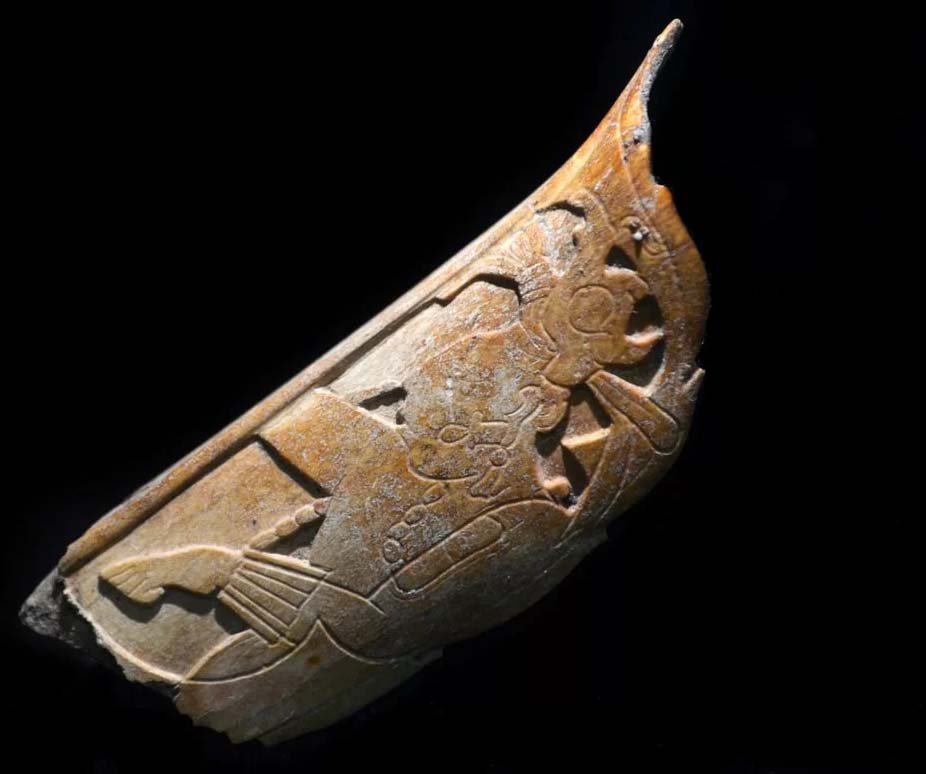 INAH arkeologları Meksika’da insan kemiğinden yapılmış bir burun süsü keşfettiler