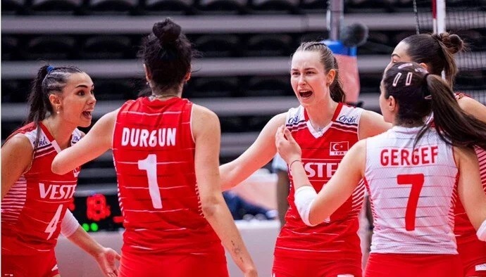 19 Yaş Altı Kız Voleybol Milli Takımı namağlup yarı finalde