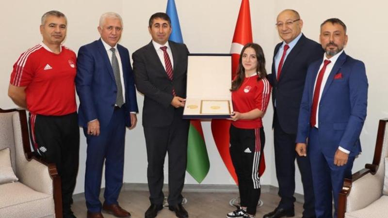Azerbaycan Cumhurbaşkanı Aliyev’den milli halterci Cansu Bektaş’a özel madalya