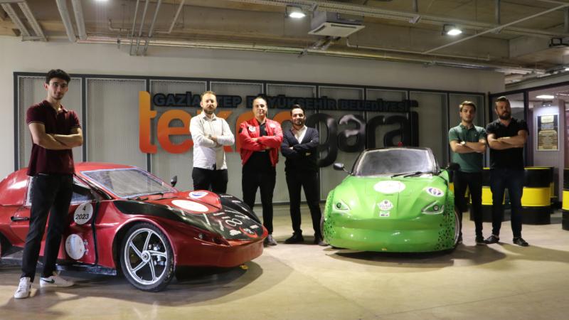 Üniversite öğrencileri ‘yapamazsınız’ diyenlere inat elektrikli otomobil üretti