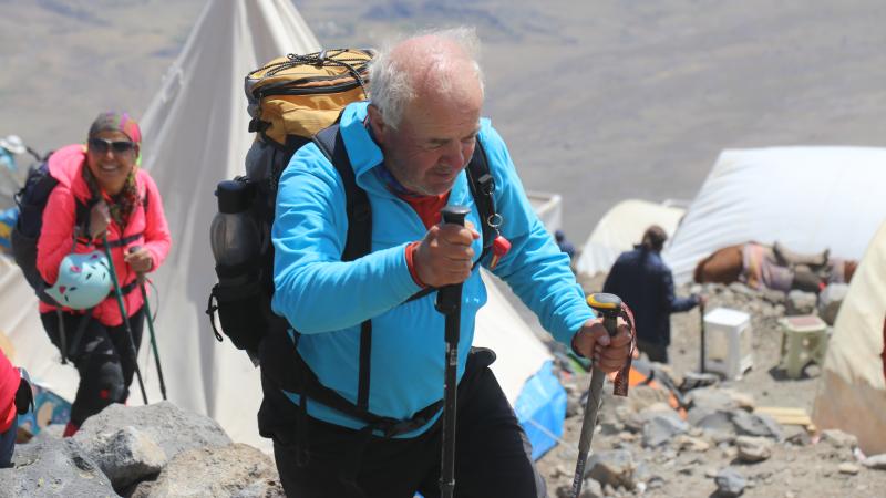 68 ve 64 yaşındaki dağcılar gençlere tırmanışta taş çıkartıyor