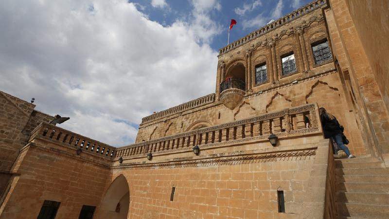 Yurtlar ücretsiz olunca gençler tatilde Mardin’in tarihi mekanlarını gezmeyi seçti
