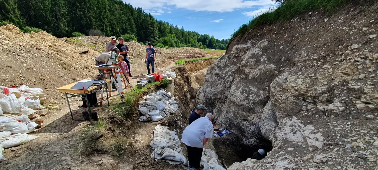 Almanya’da 16.000 Yıldır Kimsenin Girmediği Buz Devri Mağara Girişi bulundu