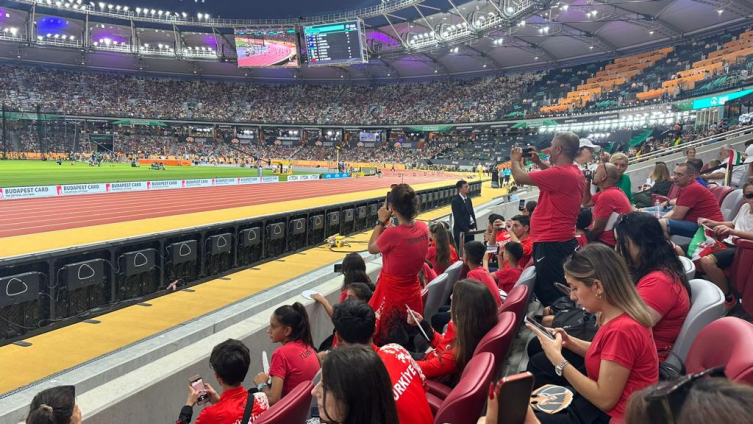 Depremzede çocuklar Dünya Atletizm Şampiyonası heyecanını yerinde yaşıyor