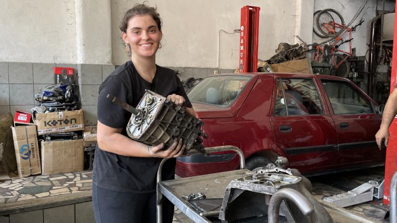 Artvinli Azra yaz tatilini oto tamircisi babasıyla çalışarak değerlendiriyor