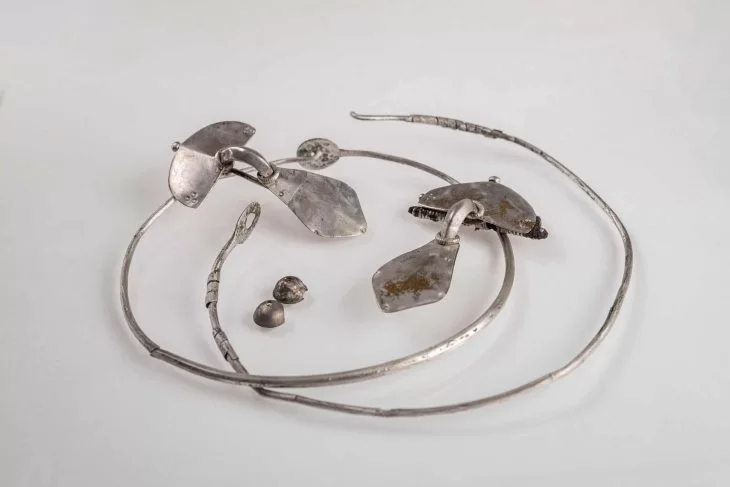 Polonya’daki kazılar, süslü mücevherlerle dolu Gotik mezarları ortaya çıkardı