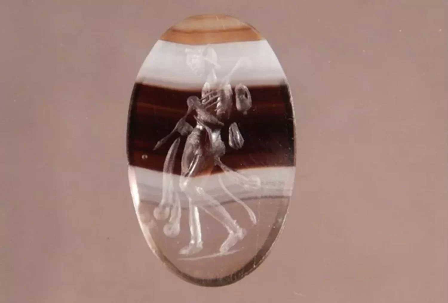 İtalyan Lagününde Keşfedilen Mitolojik Figürle Oyulmuş Değerli Roma Mücevheri