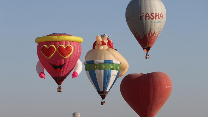 Figürlü sıcak hava balonları Kapadokya’da peribacaları üzerinde süzüldü