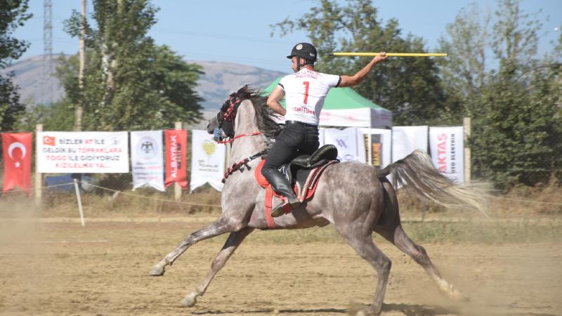 Eskişehir’de cirit müsabakası ve atlı okçuluk gösterisi yapıldı