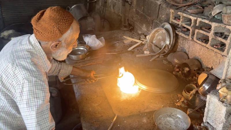 Adıyaman’da çırak olarak başladığı kalaycılığı 66 yıldır sürdürüyor