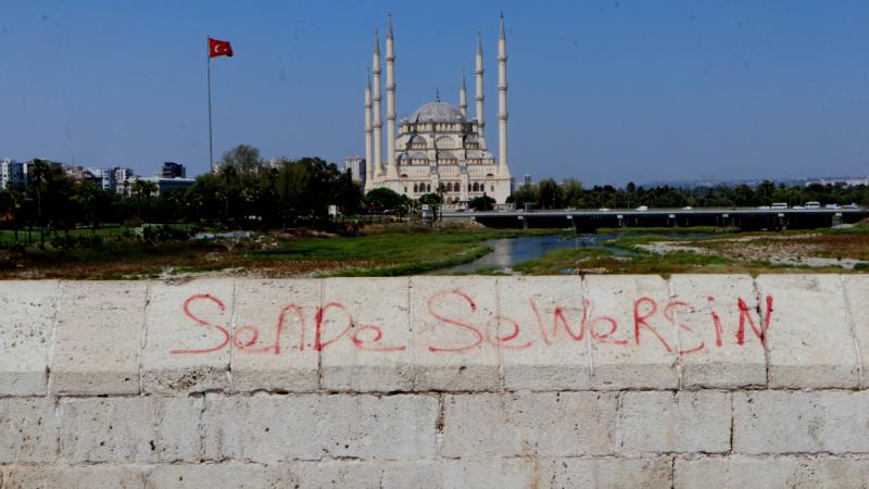 16 asırlık Taşköprü’nün sprey boya çilesi