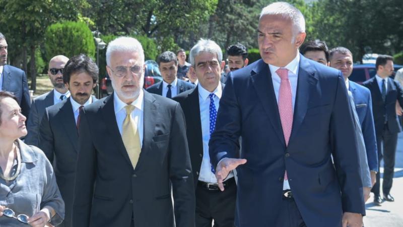 Bakan Ersoy devlet tiyatrolarında sahnelenecek temsiller hakkında bilgi aldı