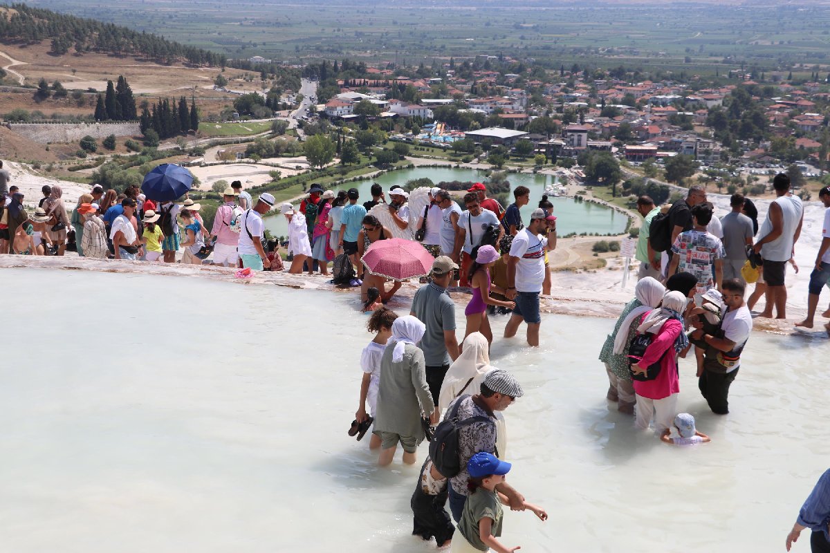Pamukkale’ye ziyaretçi akını