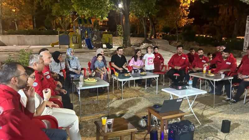 Hatay’da deprem enkazından çıkarılan aile, kendilerini kurtaran ekiple buluştu