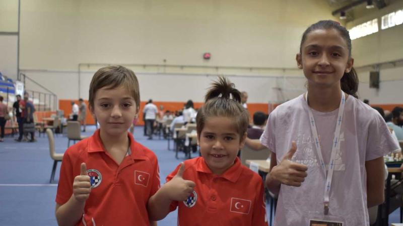 Bitlis’te milli sporcularında da katıldığı satranç turnuvası devam ediyor