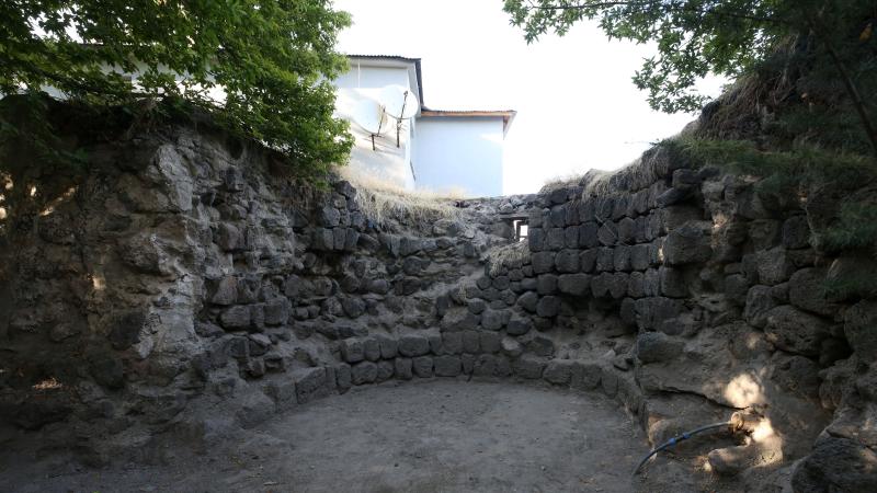 Malazgirt’teki kazı çalışmalarında toprakla kaplı han ortaya çıkarıldı