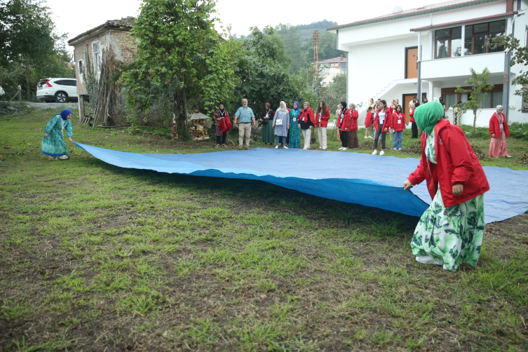 Gaziantep’ten Ordu’ya gelen öğrenciler şehit babasının fındığını hasat etti