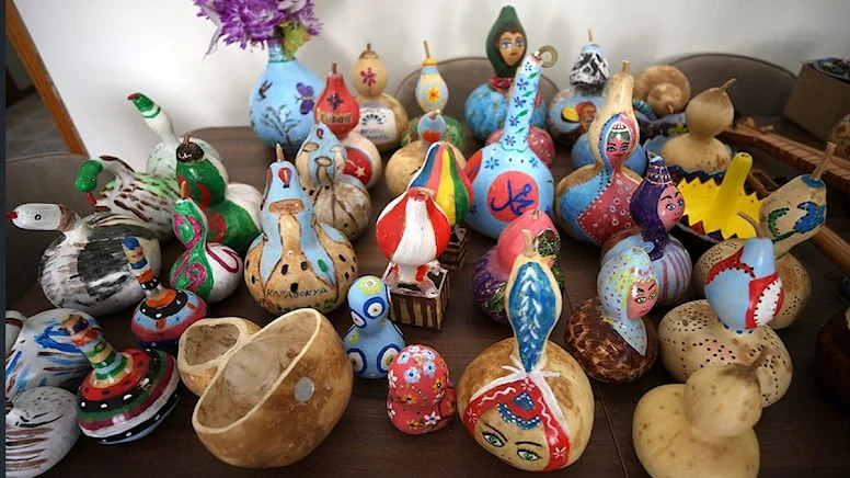 Su kabaklarını sanata dönüştürüyor