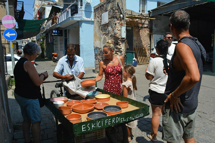 Ayvalık’ın Eskici Ferdi’si, ürünlerini kötüleyerek pazarlıyor
