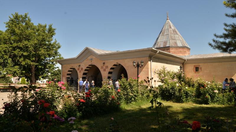 Anadolu’nun manevi mimarlarından Hacı Bektaş Veli vefatının 752. yılında anılıyor