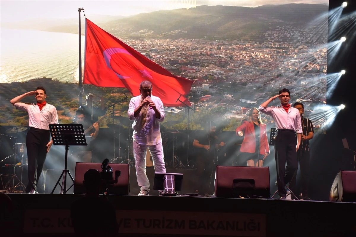 Şarkıcılar Trabzon’da Sevenleriyle Buluştu