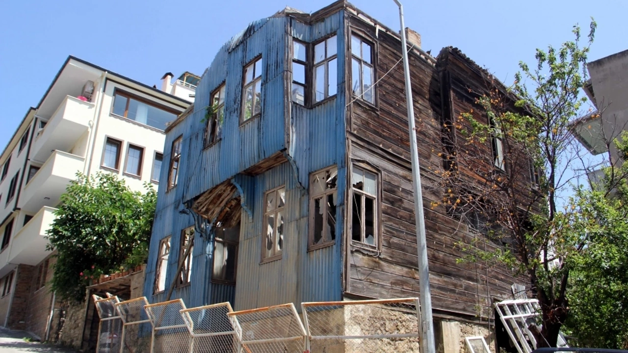 Sinop’ta metruk tarihi evler tehlike oluşturuyor