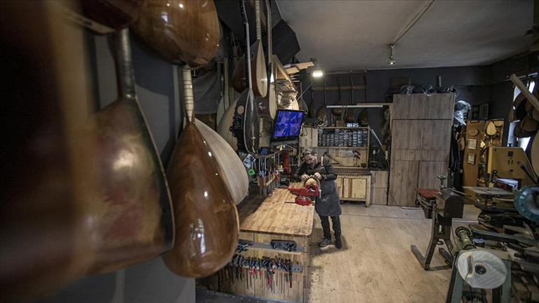 Erzurumlu Bağlama Ustası, Devletten Aldığı Destekle Sazlarını Yurt İçi ve Yurt Dışına Gönderiyor