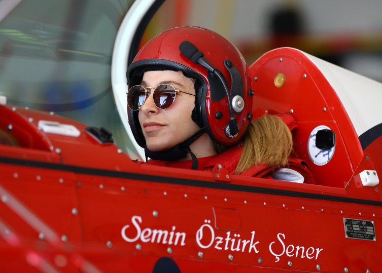 Türk kadın akrobasi pilotu ay yıldızlı bayrağı Almanya’da dalgalandıracak