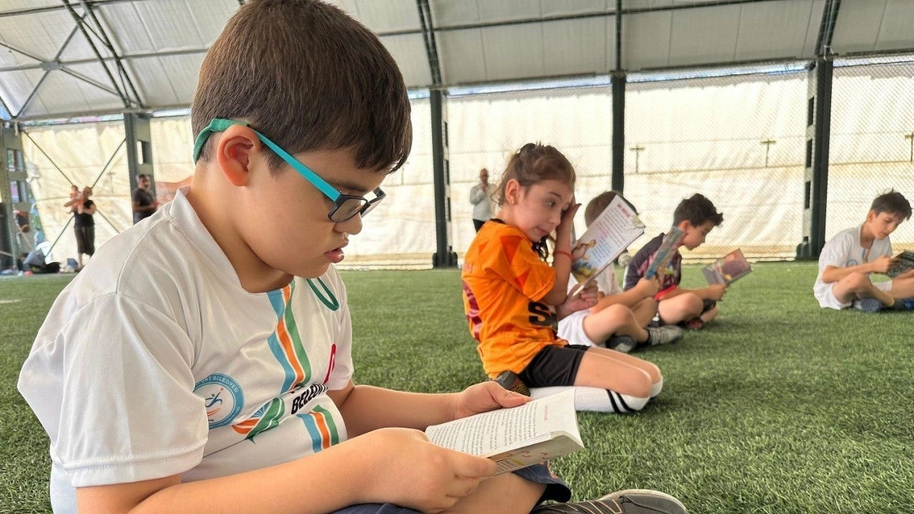 Futbol kursunda kitap okuma etkinliği
