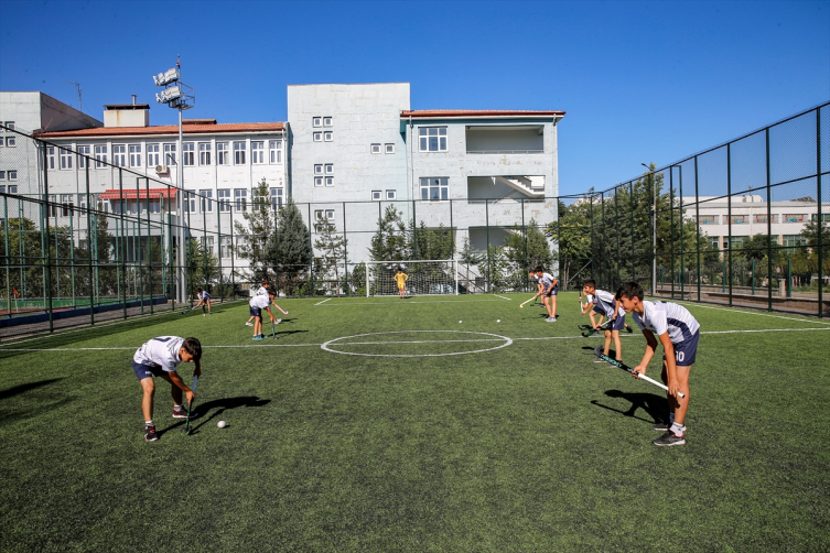Çim hokeyi şampiyonu Diyarbakırlı çocuklar yeni başarılar için çalışıyor