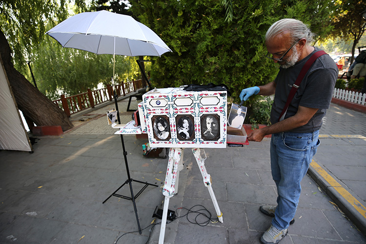 Körüklü fotoğraf makinesiyle turistlere nostalji yaşatıyor