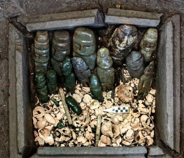 Arkeologlar, 15 antropomorfik figürinin ritüel tortusunu içeren bir taş sandık ortaya çıkardılar