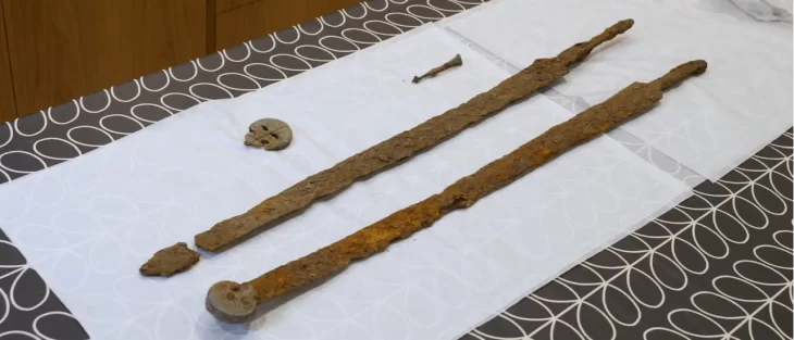 Olağanüstü Arkeolojik Buluntu ‘ Metal detektörü, Kuzey Cotswolds’ta Romalı süvari kılıçlarını ortaya çıkardı