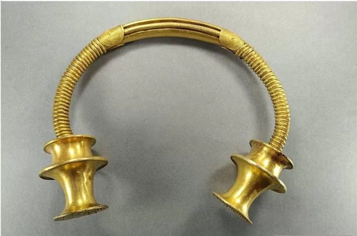 İspanyol Su işçisi 2.500 Yaşındaki iki Altın Kolyeyi keşfetti