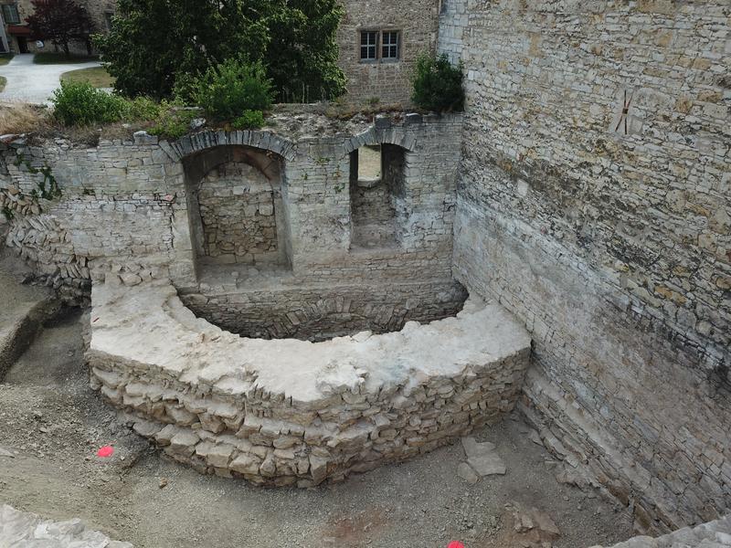 Almanya’da, Konstantinopolis surlarındaki kulelerden ilham almış olabilecek, iyi korunmuş sekizgen bir kule ortaya çıkarıldı