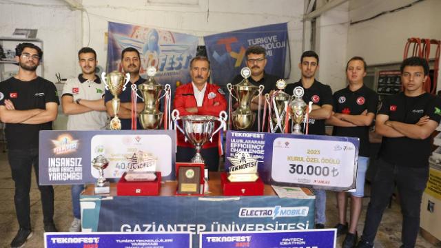 Gaziantep’te depremzede üniversite öğrencileri TEKNOFEST’te 10 ödül aldı