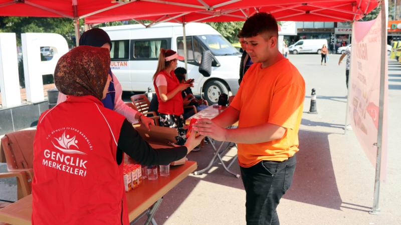 Üniversite eğitimi için Iğdır’a gelenleri gönüllü gençler karşılıyor