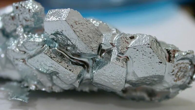 Bazı Metalleri Paramparça Eden Bu Element, Nasıl Oluyor da Elimize Değdiğinde Hiç Zarar Vermiyor?