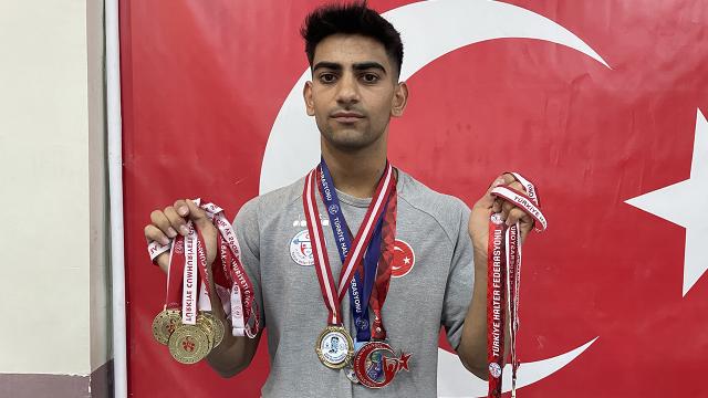 “Ben de yapabilirim” diyerek başladığı halterde 8 yılda 8 şampiyonluk kazandı