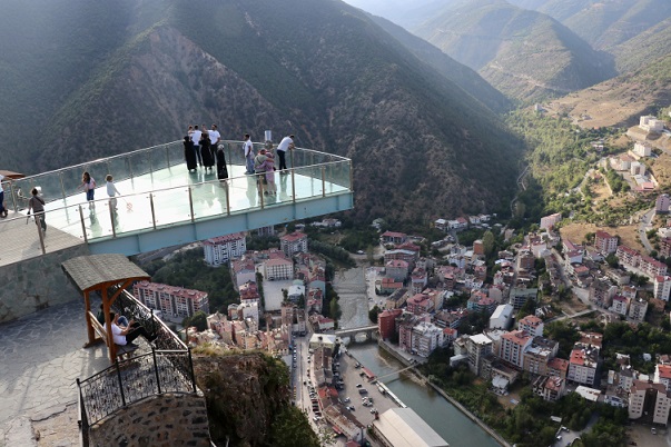 Torul’daki cam seyir terasından 120 bin kişi manzara izledi