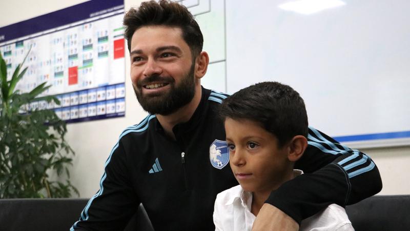 Erzurumspor FK’li minik taraftarın Eren Tozlu sevgisi karşılıksız kalmadı